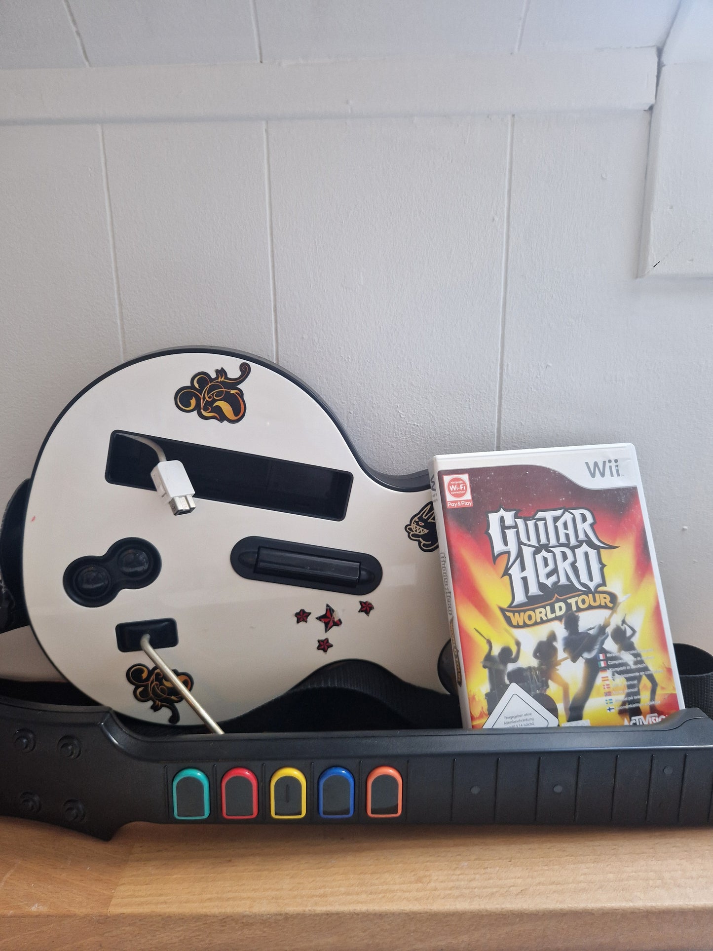 Nintendo Wii Guitar Hero Bundle